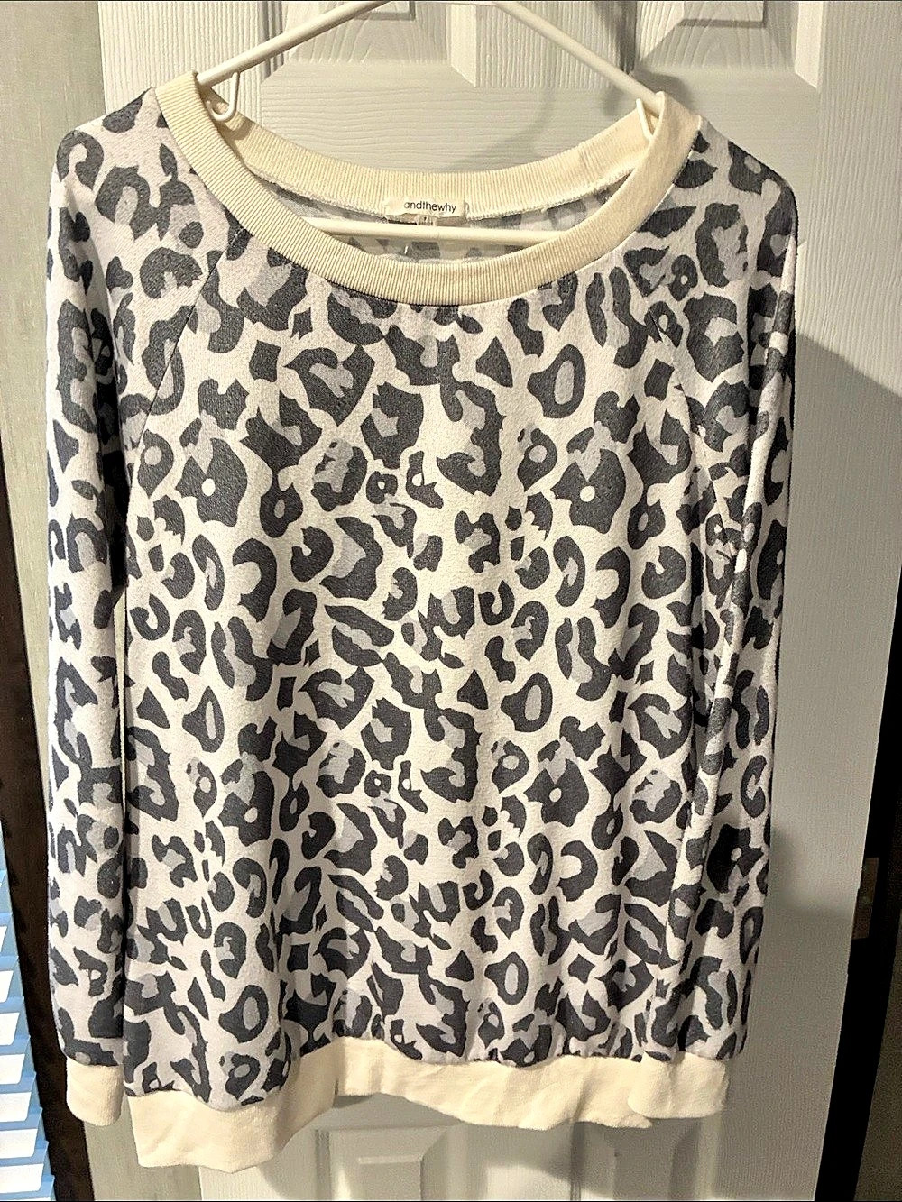 andthewhy Leopard Print Crewneck Sweatshirt in Gray & White
